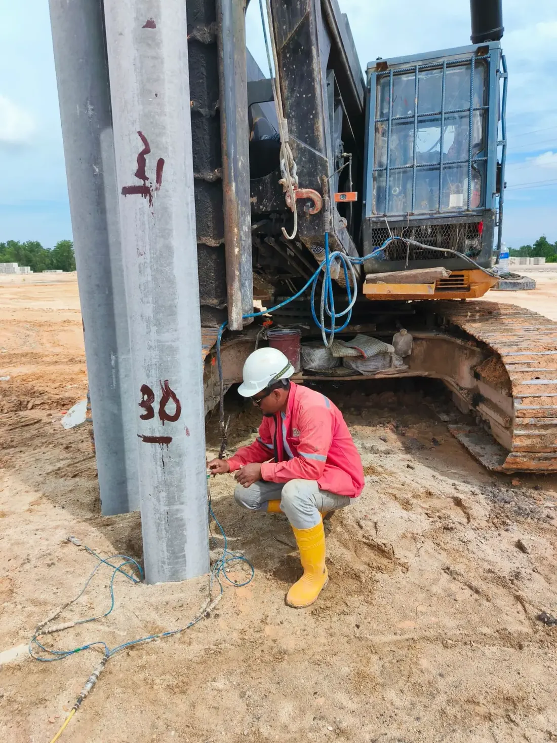 An APTS engineer fitting PDA testing sensors to pile number 30